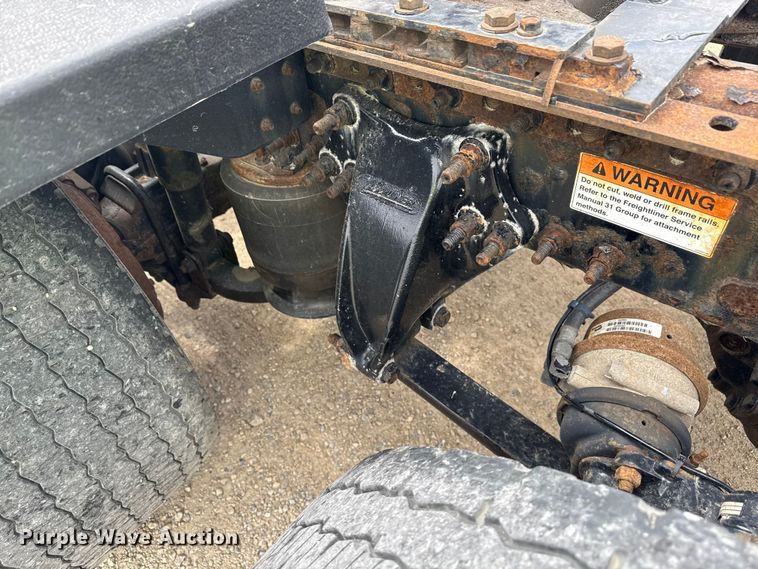 image for item ND9476 2017 Freightliner Cascadia semi truck