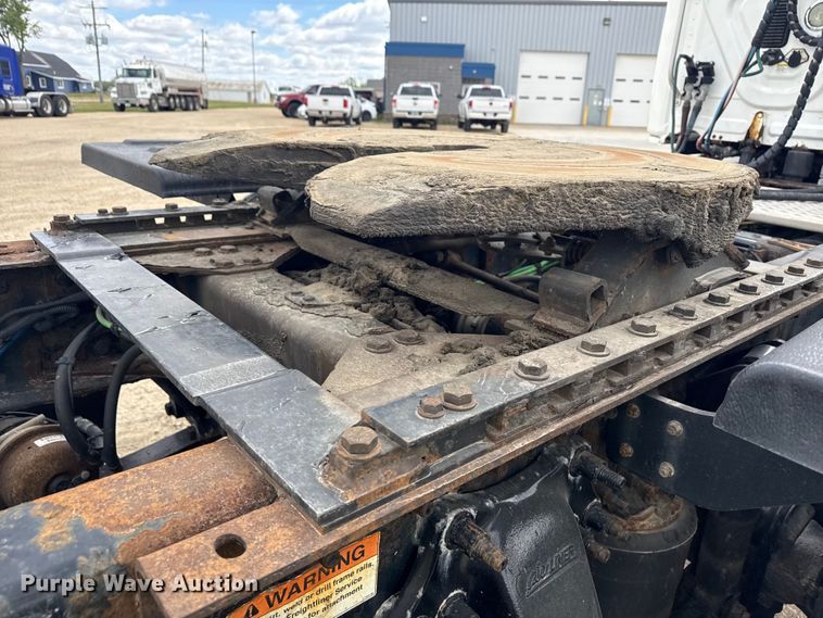 image for item ND9476 2017 Freightliner Cascadia semi truck