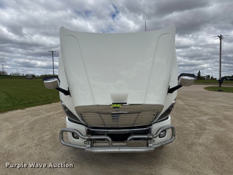 image for item ND9476 2017 Freightliner Cascadia semi truck
