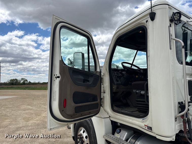 image for item ND9476 2017 Freightliner Cascadia semi truck
