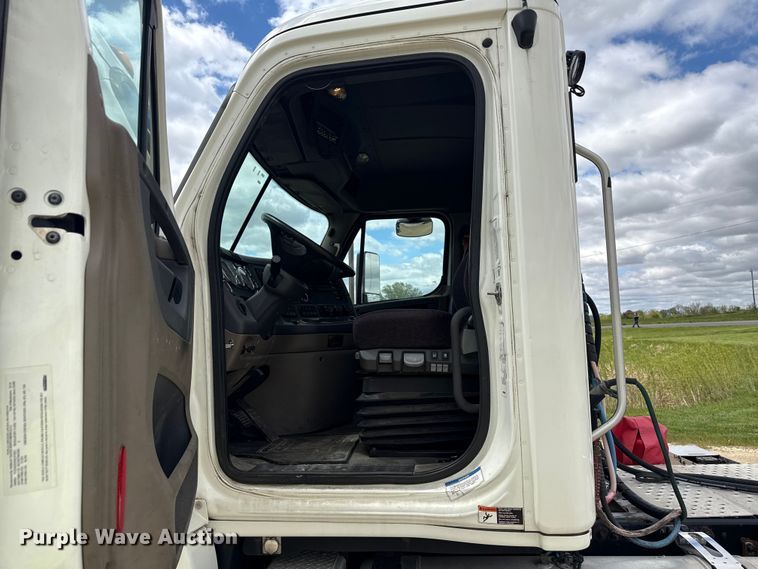 image for item ND9476 2017 Freightliner Cascadia semi truck