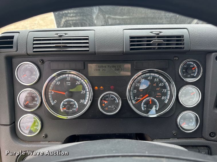 image for item ND9476 2017 Freightliner Cascadia semi truck