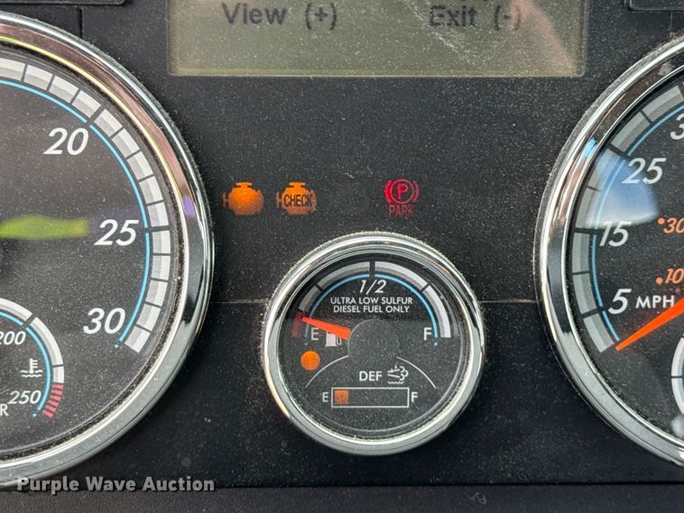 image for item ND9476 2017 Freightliner Cascadia semi truck