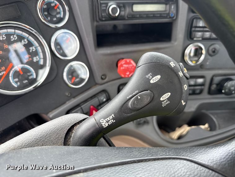 image for item ND9476 2017 Freightliner Cascadia semi truck