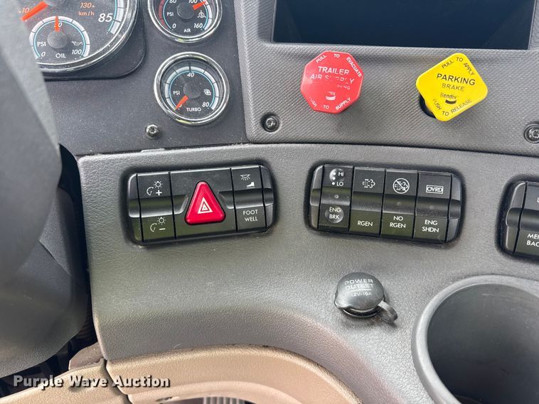 image for item ND9476 2017 Freightliner Cascadia semi truck