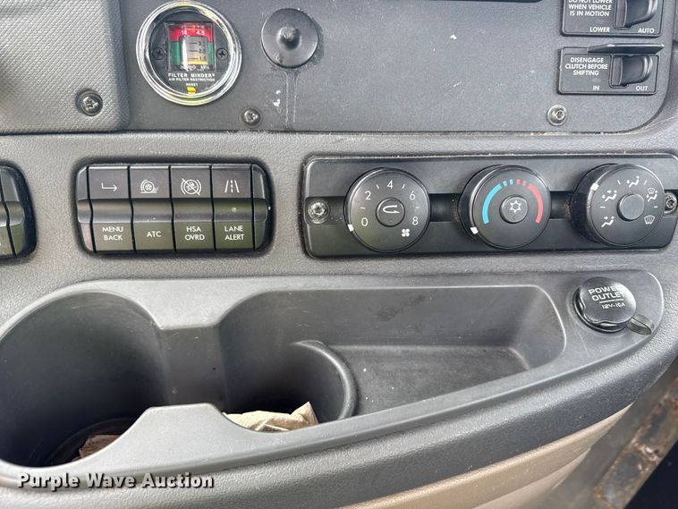 image for item ND9476 2017 Freightliner Cascadia semi truck