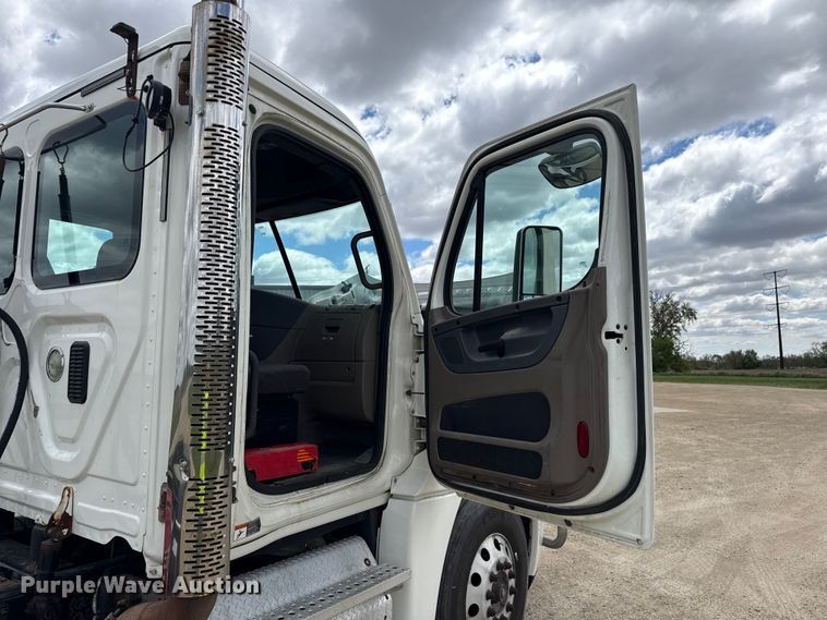 image for item ND9476 2017 Freightliner Cascadia semi truck