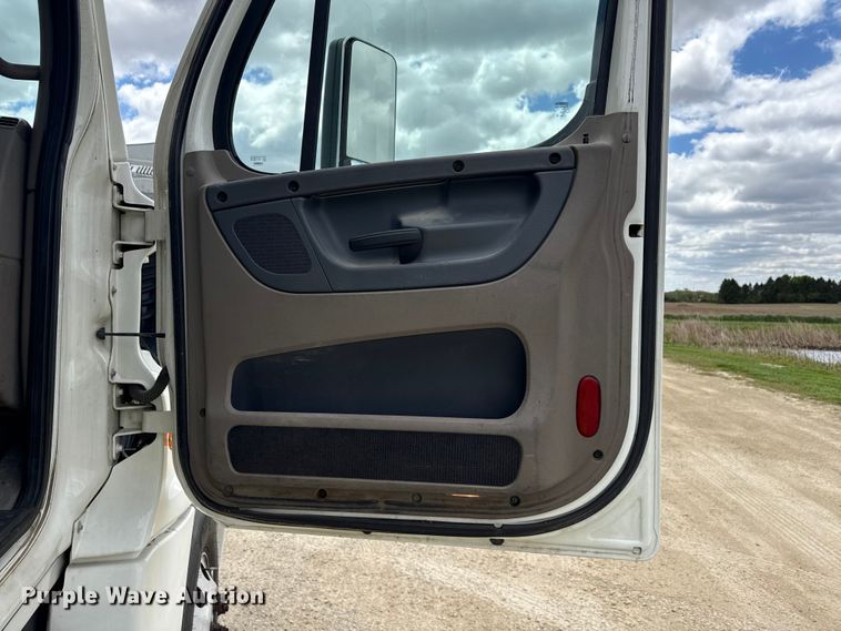 image for item ND9476 2017 Freightliner Cascadia semi truck