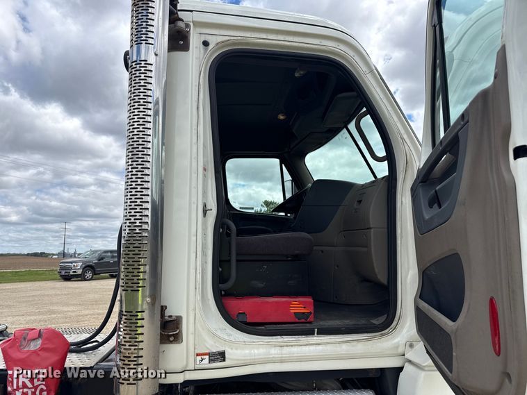 image for item ND9476 2017 Freightliner Cascadia semi truck