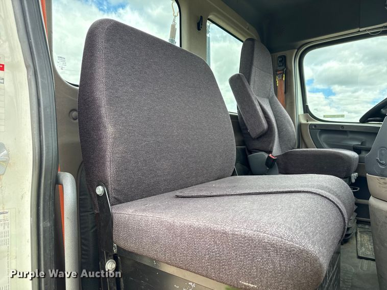 image for item ND9476 2017 Freightliner Cascadia semi truck