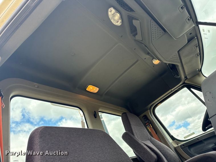 image for item ND9476 2017 Freightliner Cascadia semi truck