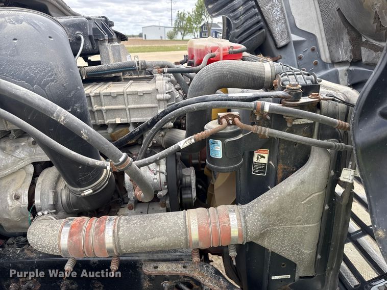 image for item ND9476 2017 Freightliner Cascadia semi truck