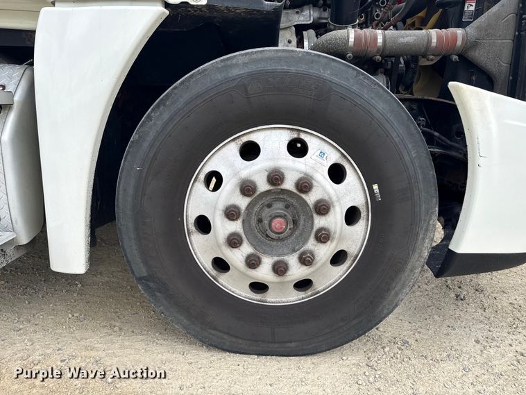 image for item ND9476 2017 Freightliner Cascadia semi truck