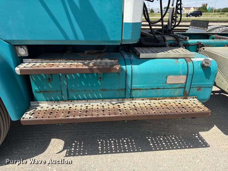 image for item ND9485 1995 Freightliner FL106 semi truck