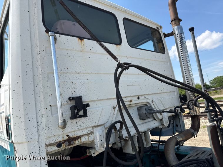 image for item ND9485 1995 Freightliner FL106 semi truck