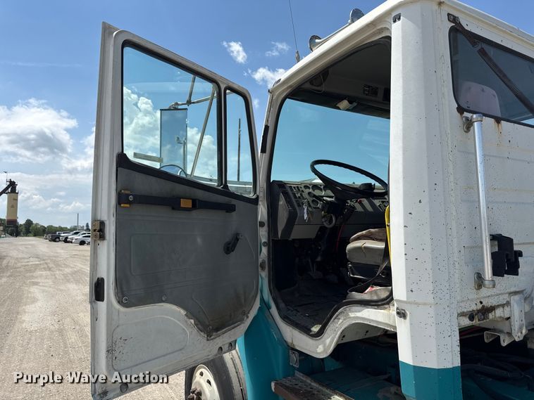 image for item ND9485 1995 Freightliner FL106 semi truck