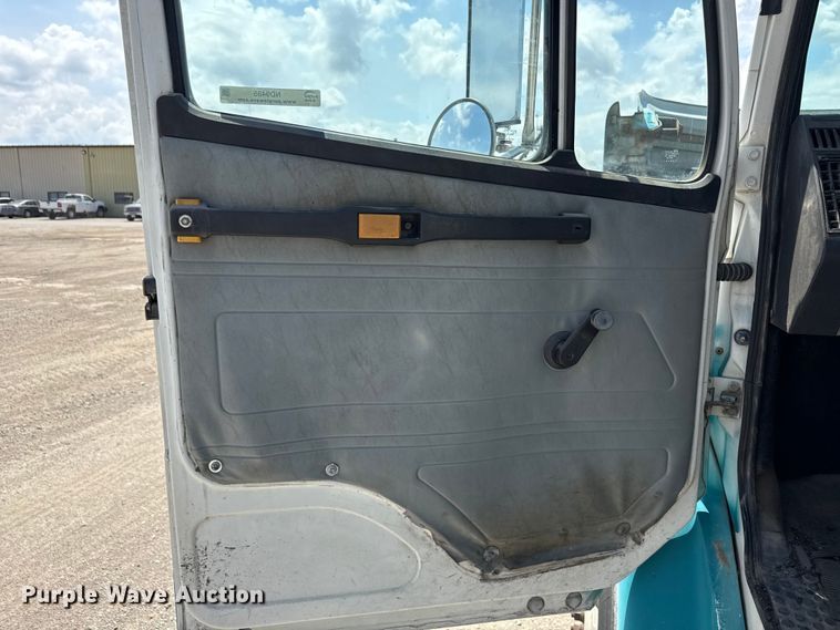 image for item ND9485 1995 Freightliner FL106 semi truck