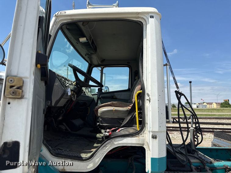 image for item ND9485 1995 Freightliner FL106 semi truck