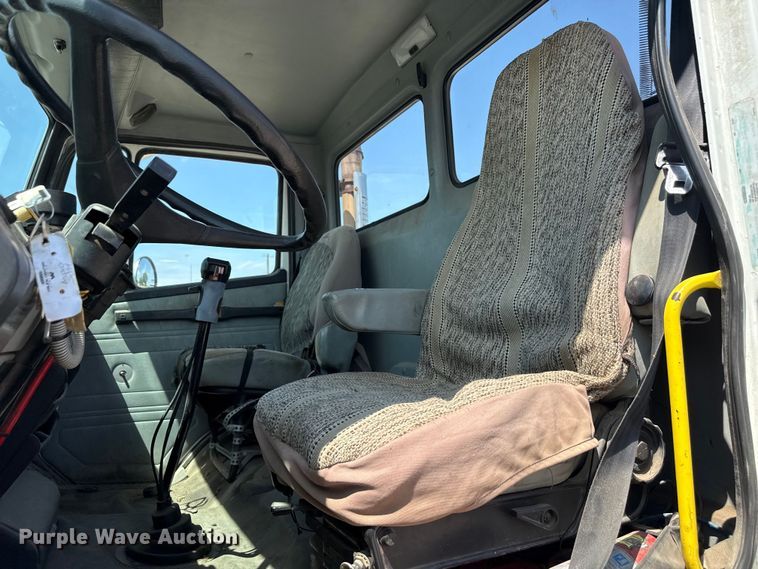image for item ND9485 1995 Freightliner FL106 semi truck