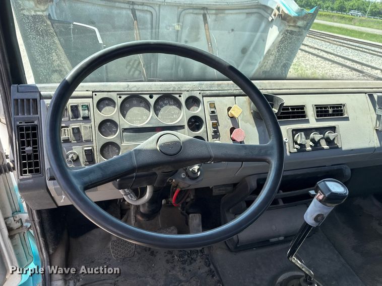 image for item ND9485 1995 Freightliner FL106 semi truck