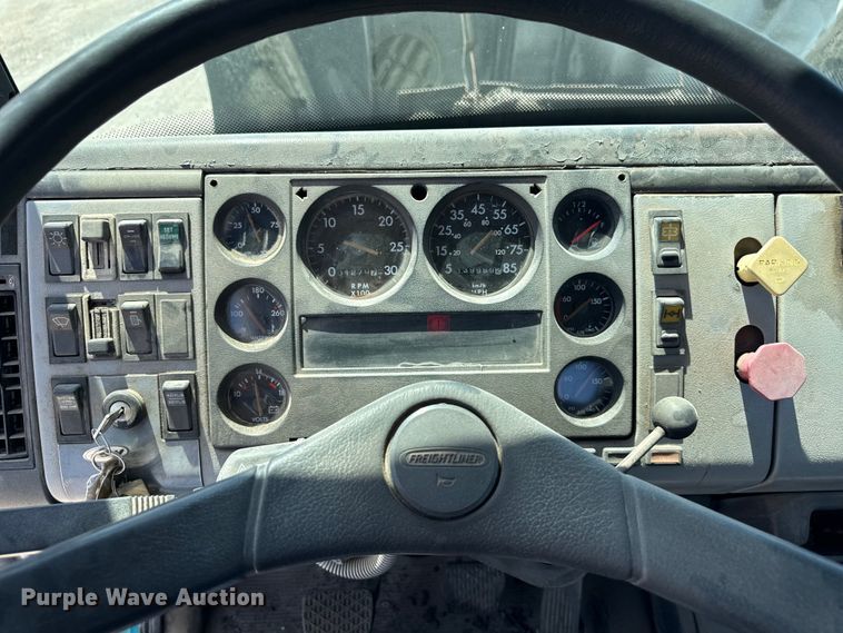 image for item ND9485 1995 Freightliner FL106 semi truck