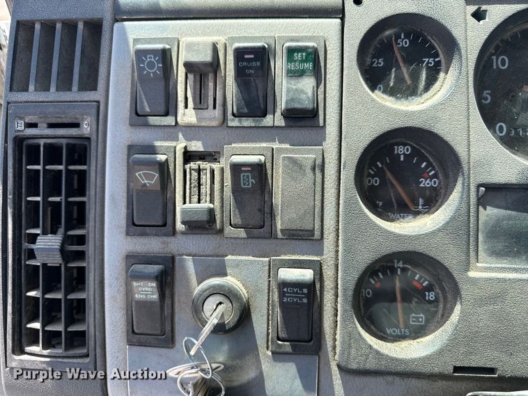 image for item ND9485 1995 Freightliner FL106 semi truck