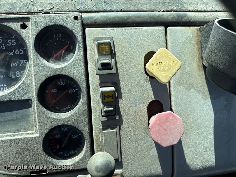 image for item ND9485 1995 Freightliner FL106 semi truck