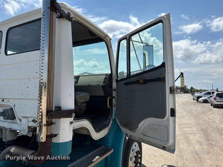 image for item ND9485 1995 Freightliner FL106 semi truck