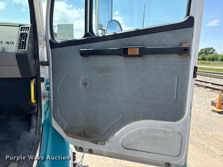 image for item ND9485 1995 Freightliner FL106 semi truck