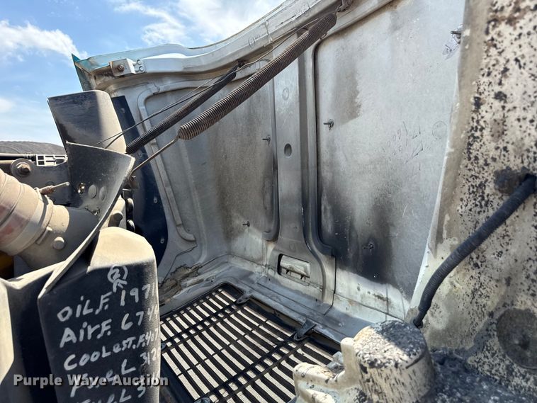 image for item ND9485 1995 Freightliner FL106 semi truck