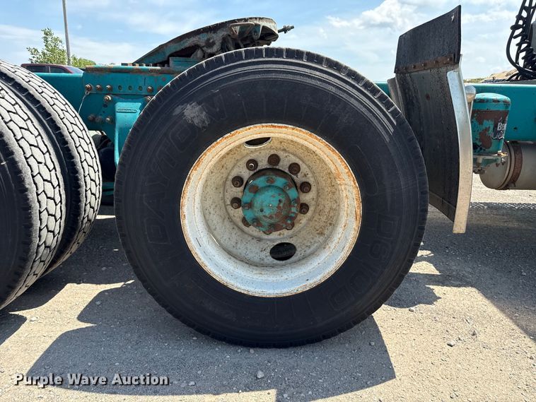 image for item ND9485 1995 Freightliner FL106 semi truck