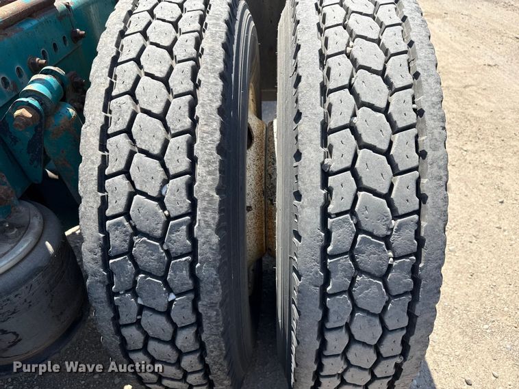 image for item ND9485 1995 Freightliner FL106 semi truck
