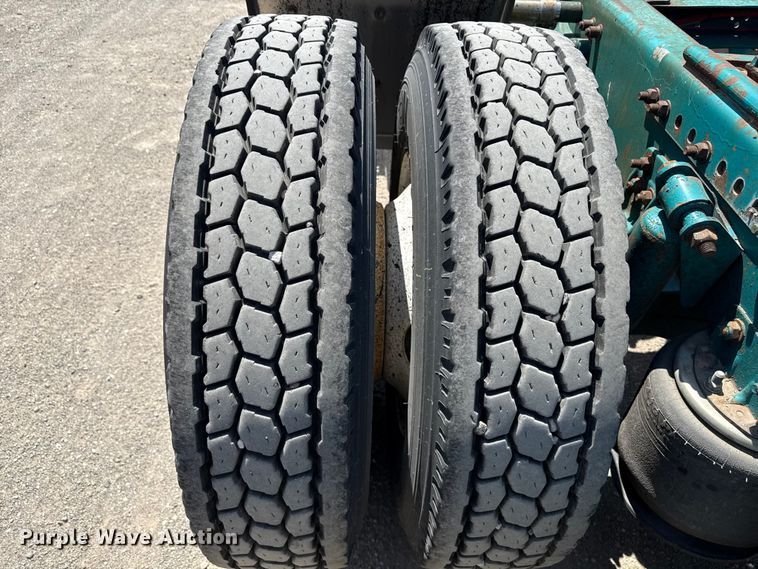 image for item ND9485 1995 Freightliner FL106 semi truck