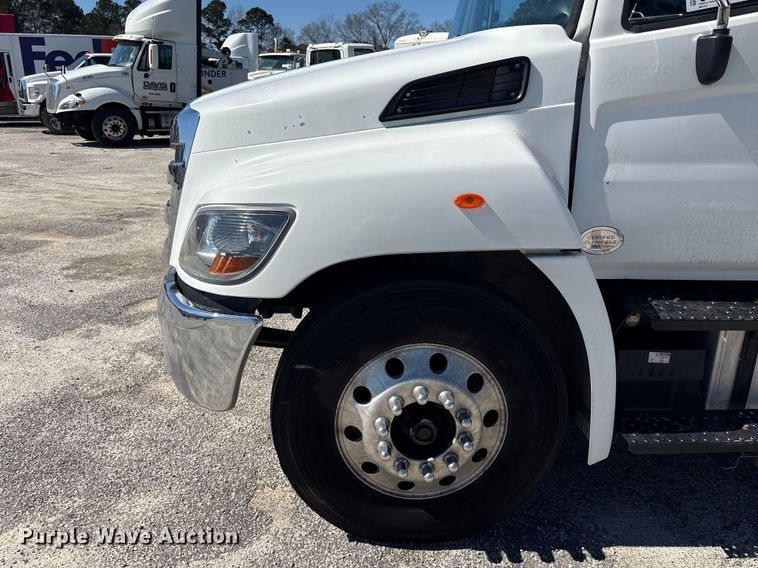 image for item YA1868 2019 Hino box truck
