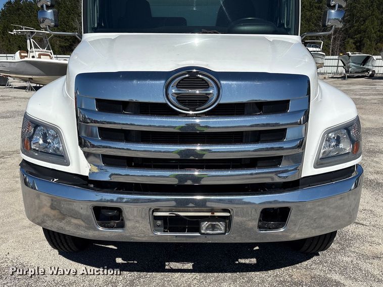 image for item YA1868 2019 Hino box truck
