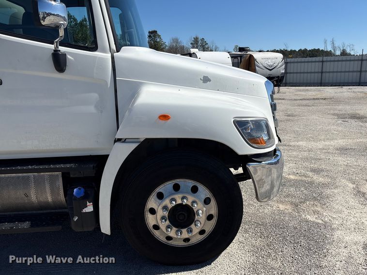 image for item YA1868 2019 Hino box truck
