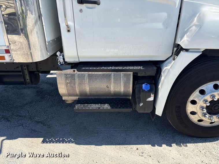 image for item YA1868 2019 Hino box truck