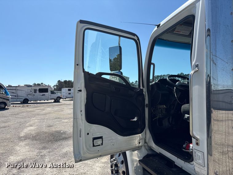 image for item YA1868 2019 Hino box truck