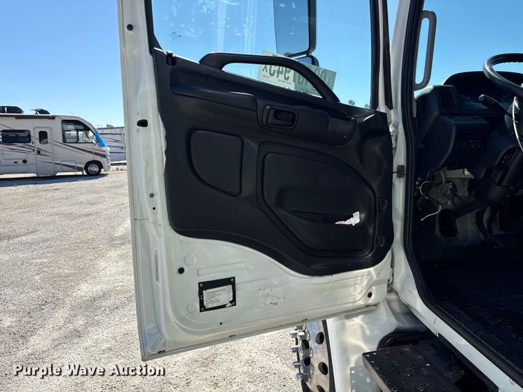 image for item YA1868 2019 Hino box truck