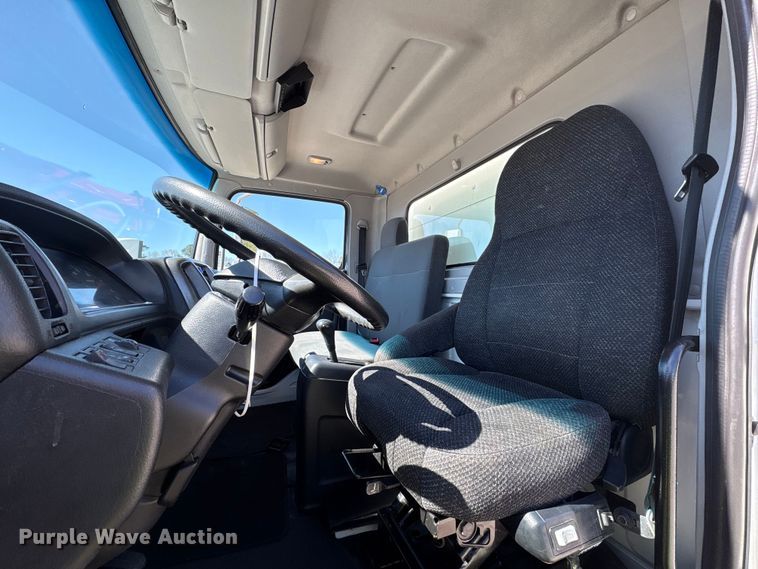 image for item YA1868 2019 Hino box truck