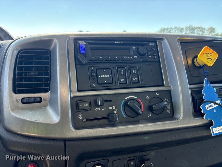 image for item YA1868 2019 Hino box truck