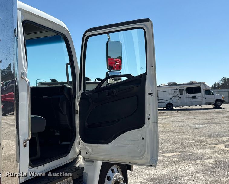 image for item YA1868 2019 Hino box truck