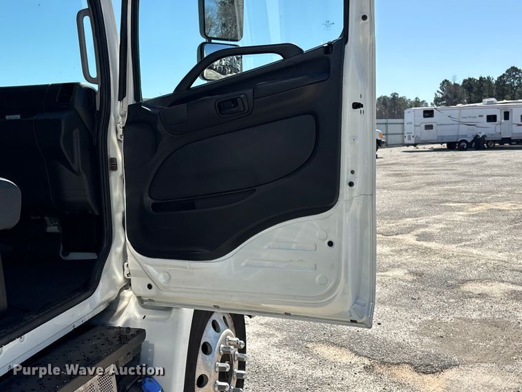 image for item YA1868 2019 Hino box truck