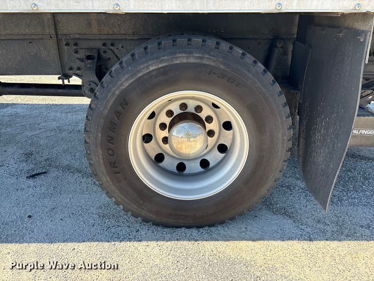 image for item YA1868 2019 Hino box truck