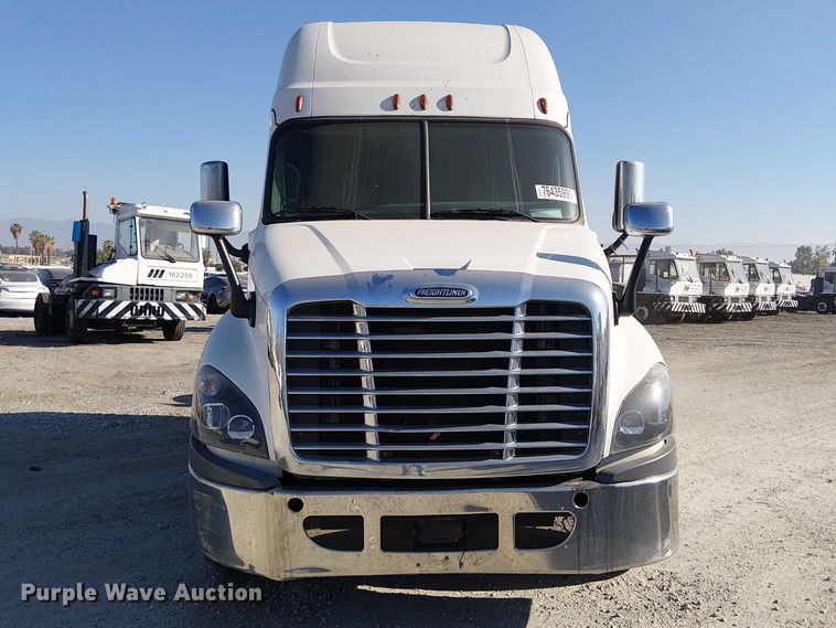 image for item YA2233 2019 Freightliner Cascadia semi truck