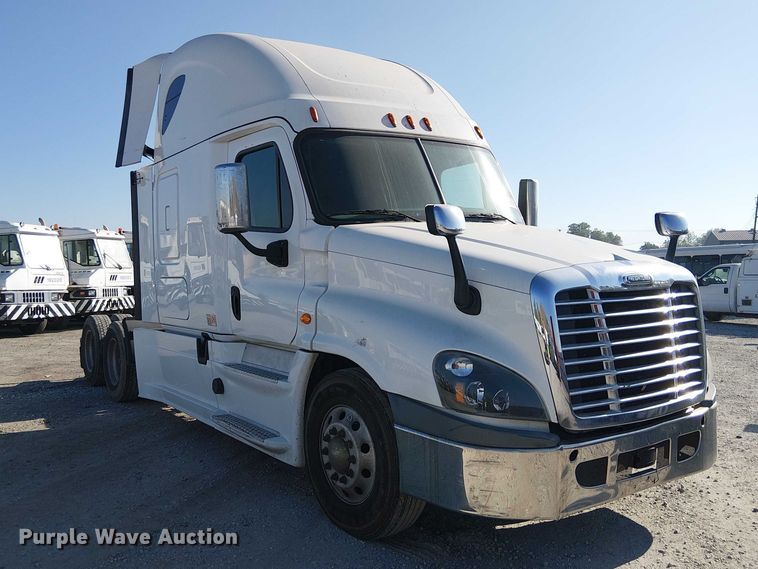 image for item YA2233 2019 Freightliner Cascadia semi truck