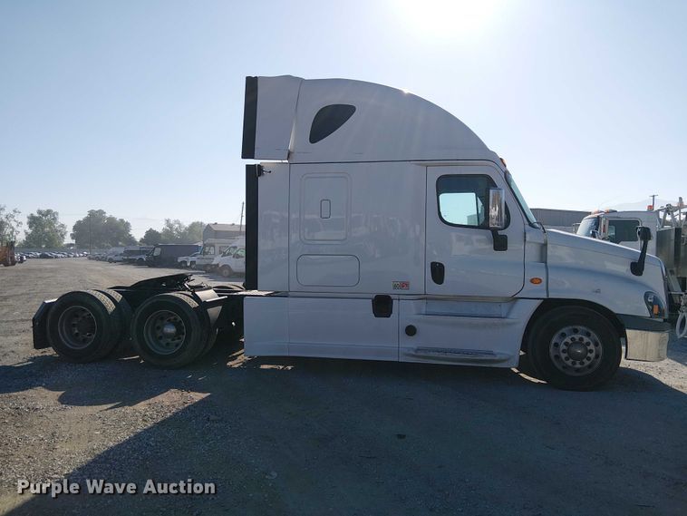 image for item YA2233 2019 Freightliner Cascadia semi truck