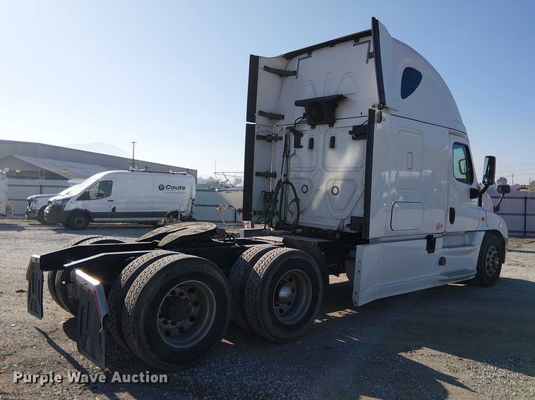 image for item YA2233 2019 Freightliner Cascadia semi truck