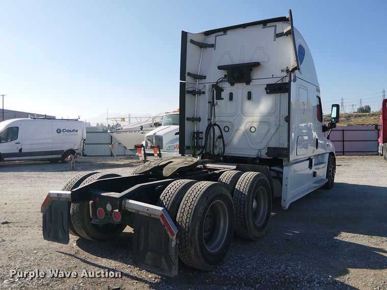 image for item YA2233 2019 Freightliner Cascadia semi truck
