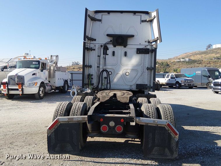 image for item YA2233 2019 Freightliner Cascadia semi truck